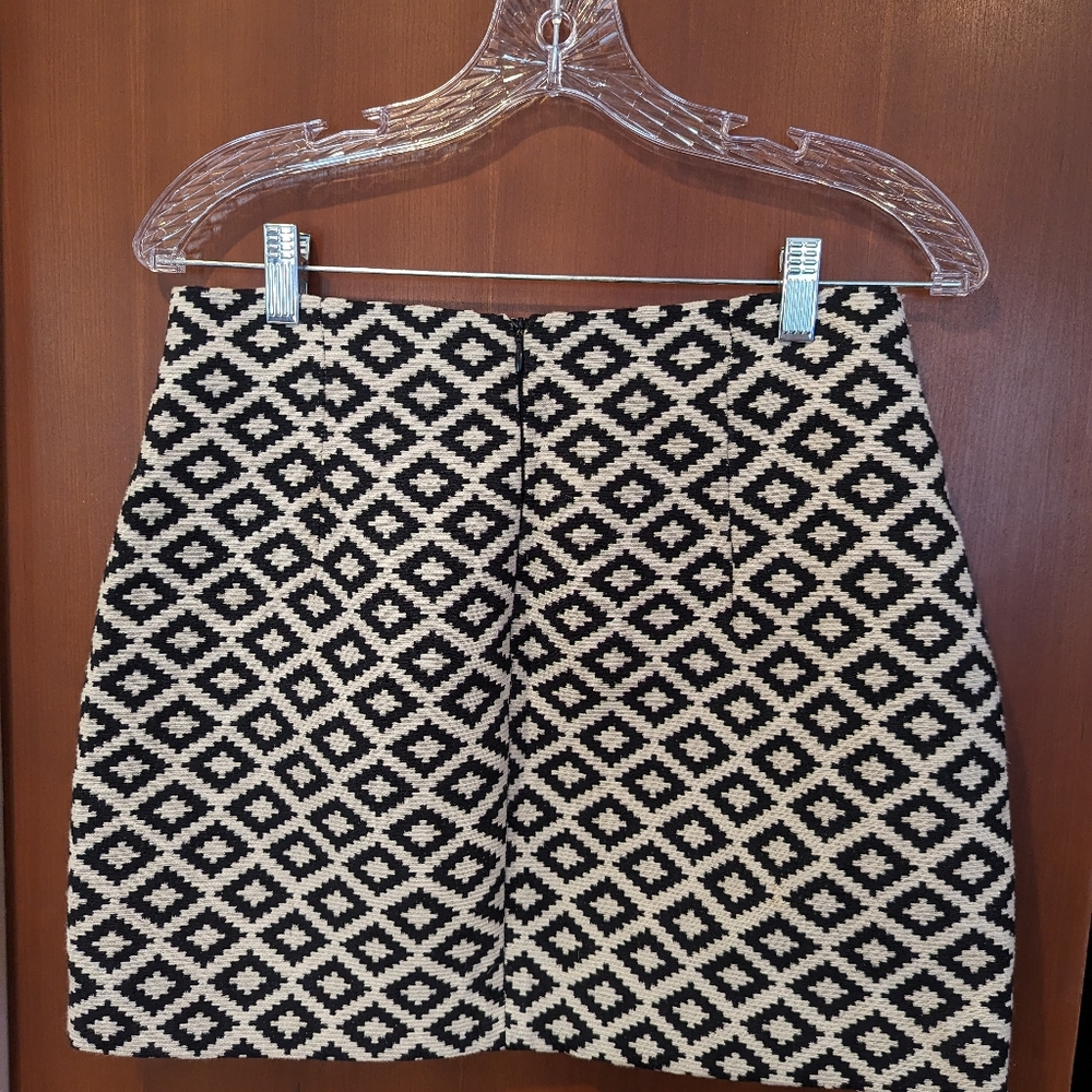 ZARA Mini Skirt Ivory Cream Black Diamond Pattern Size Medium *EUC - Picture 3 of 7